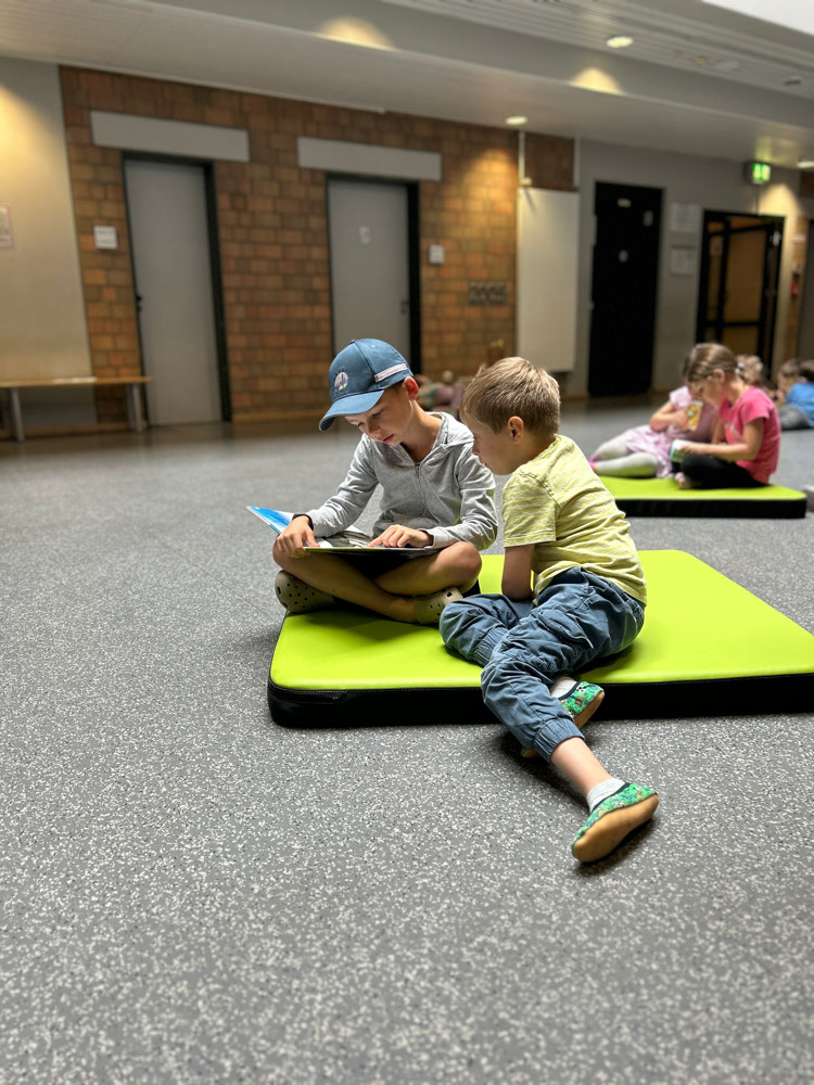 Lesestunde in Klasse 1/2 und Klasse 4
