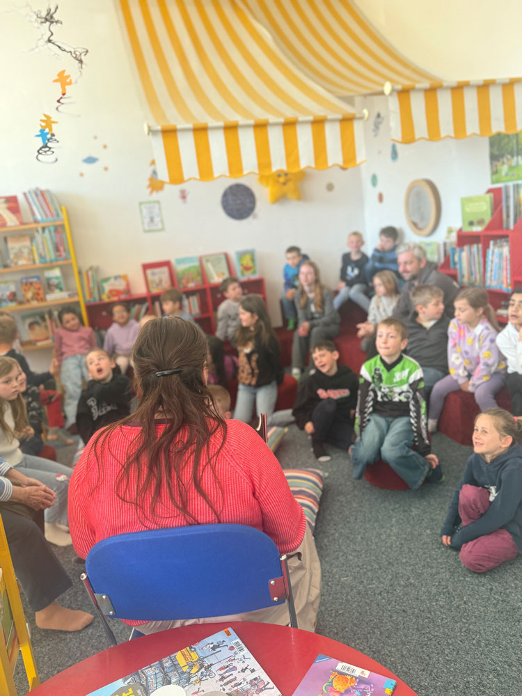 Die Klassen 1/2 besuchen die Bücherei